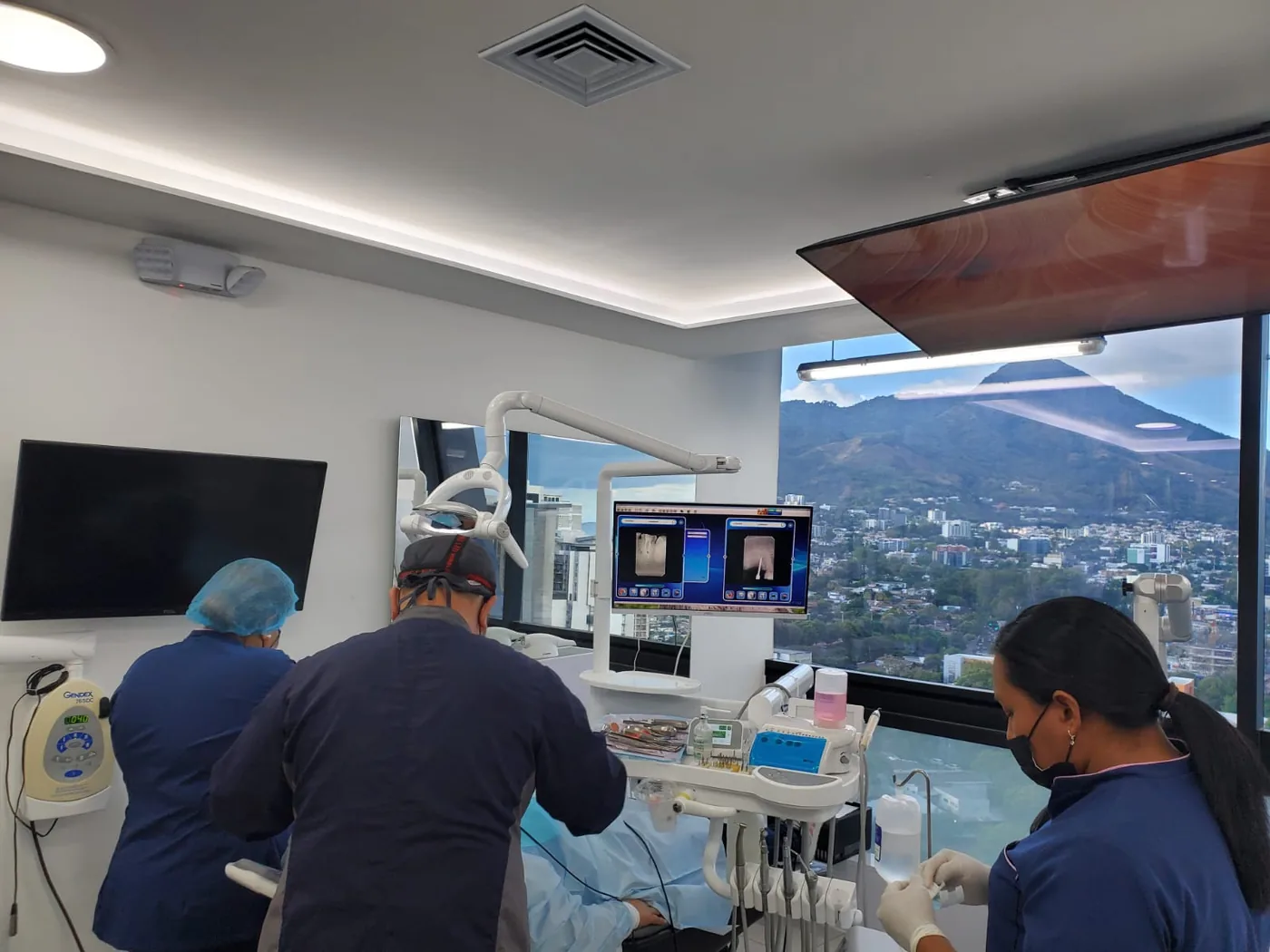 Dr. Tomás y equipo durante procedimiento dental