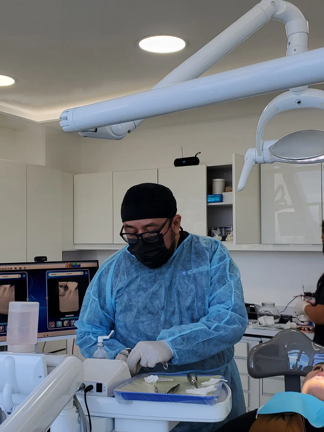 Dr. Tomás preparando instrumental dental