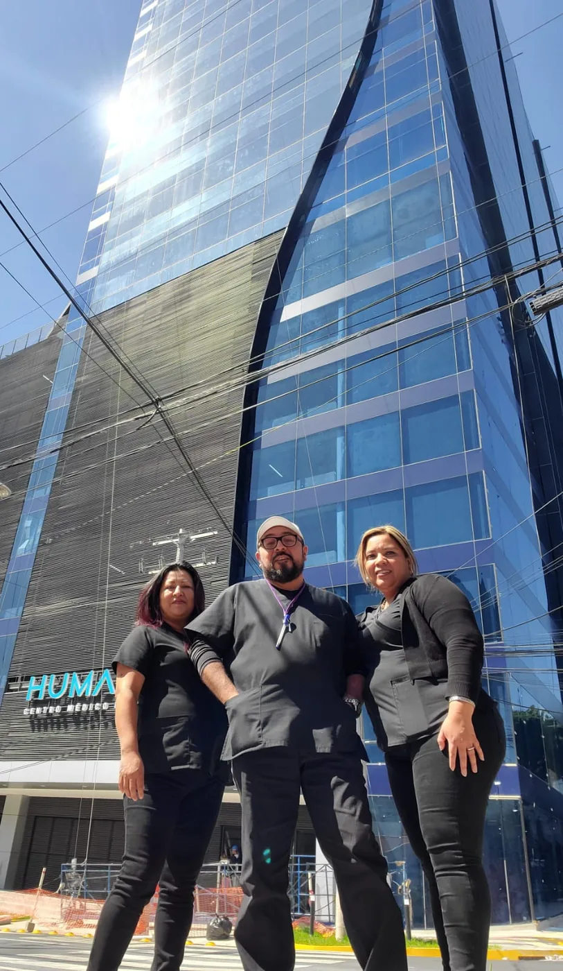 Equipo frente al centro médico