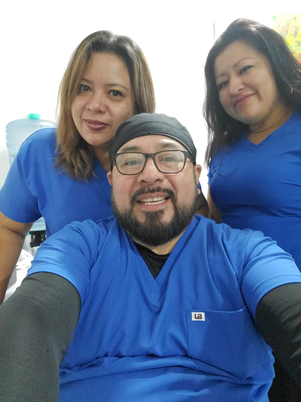 Dr. Tomás y equipo en exterior