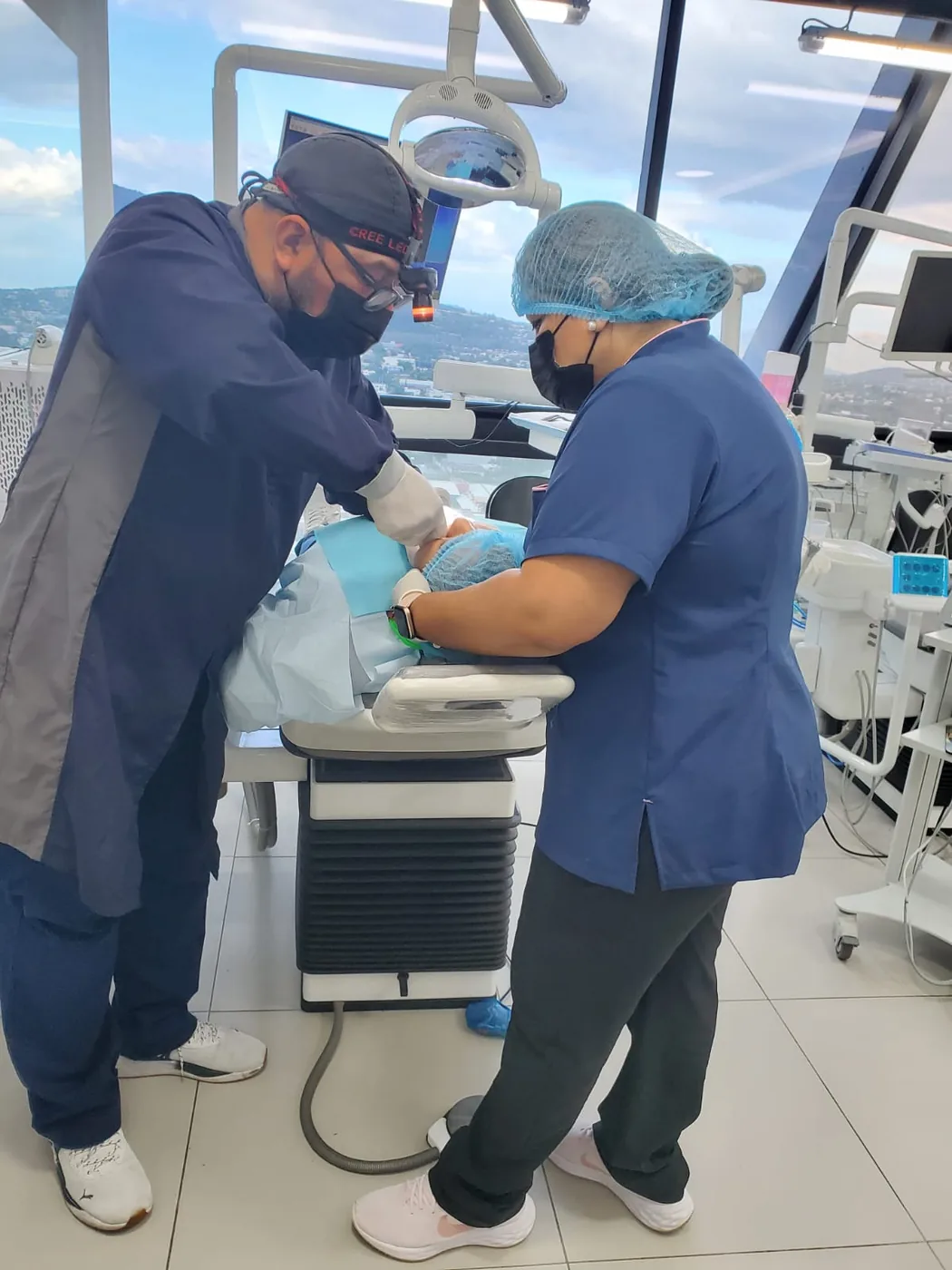 Procedimiento dental en clínica